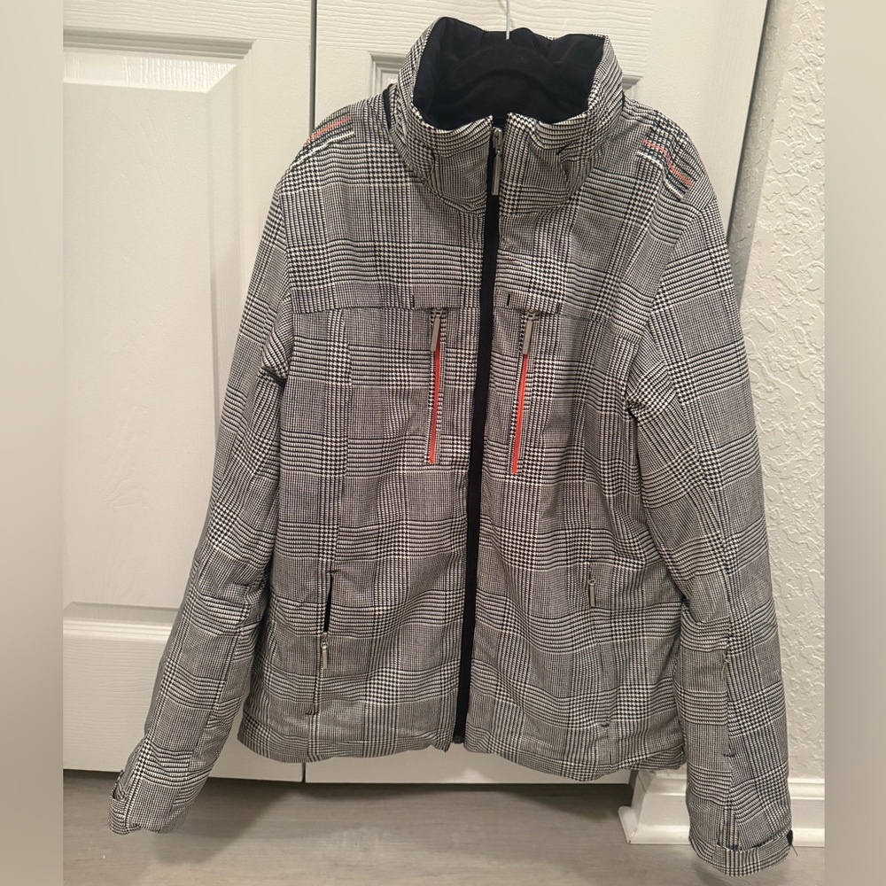 Descente ski jacket black and white with hood size women’s Medium